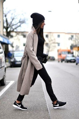 Женское бежевое пальто от Valentino