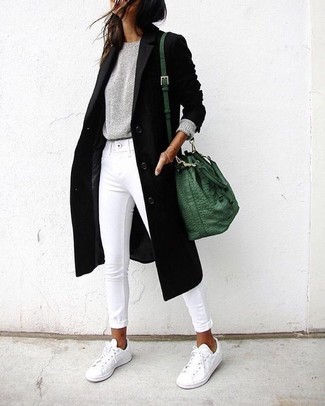 Как носить низкие кеды с джинсами скинни в 30 лет: Черное пальто и джинсы скинни — must have предметы в гардеробе поклонниц стиля casual. Создать модный контраст с остальными составляющими этого образа помогут низкие кеды.