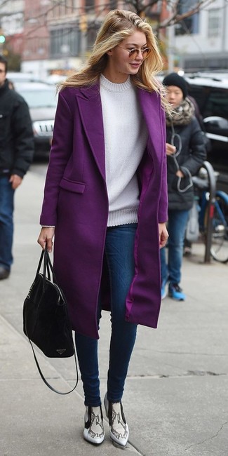 Как Gigi Hadid носит Пурпурное пальто, Белый свитер с круглым вырезом, Синие джинсы скинни, Серые кожаные ботильоны со змеиным рисунком