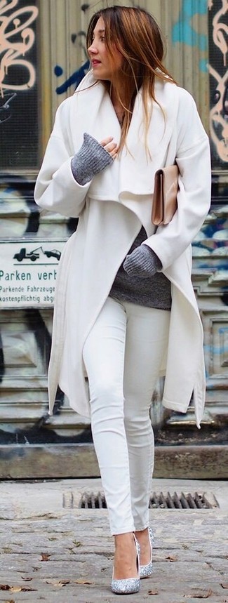 С чем носить бело-черные джинсы женщине в прохладную погоду в стиле смарт-кэжуал: Белое пальто смотрится выигрышно с бело-черными джинсами. Вкупе с этим луком гармонично смотрятся серебряные туфли с пайетками.
