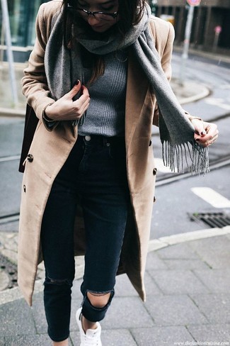 Модный лук: светло-коричневое пальто, серый свитер с круглым вырезом, черные рваные джинсы скинни, белые кожаные низкие кеды
