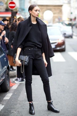 Какие джинсы носить с черным свитером с круглым вырезом женщине: Черный свитер с круглым вырезом будет выглядеть отлично в паре с джинсами. Черные кожаные ботинки челси становятся замечательным дополнением к твоему образу.