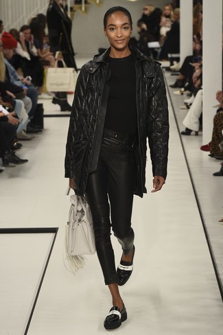 Модный лук: черное кожаное стеганое пальто, черный свитер с круглым вырезом, черные кожаные джинсы скинни, черно-белые кожаные лоферы
