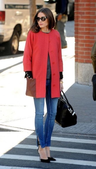 Какие свитера с круглым вырезом носить с красным пальто в 30 лет женщине осень в стиле смарт-кэжуал: Тандем красного пальто и свитера с круглым вырезом позволит воплотить в твоем луке современный городской стиль. В тандеме с этим ансамблем наиболее уместно выглядят черные замшевые туфли. Безусловно, такой образ будет смотреться великолепно в межсезонный период, когда погода станет менее ласковой.