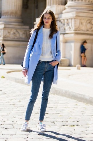 Как носить голубое пальто с белыми низкими кедами женщине в стиле смарт-кэжуал: Дуэт голубого пальто и синих джинсов скинни — замечательный пример современного стиля в большом городе. Очень выигрышно здесь будут выглядеть белые низкие кеды.