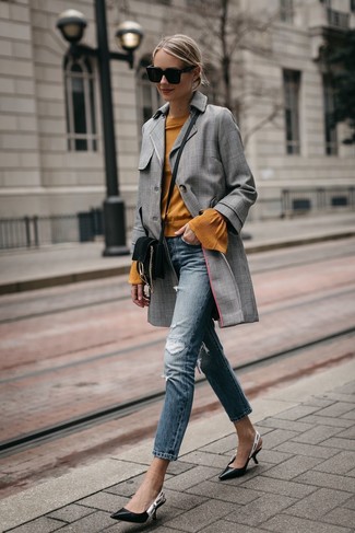 С чем носить серое пальто в шотландскую клетку в 20 лет женщине в стиле кэжуал: Если ты принадлежишь к той немногочисленной категории барышень, способных хорошо разбираться в моде, тебе придется по вкусу тандем серого пальто в шотландскую клетку и синих рваных джинсов скинни. Что же до обуви, черные кожаные туфли — наиболее приемлимый вариант.