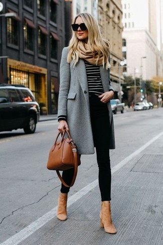 С чем носить черно-белый свитер с круглым вырезом в горизонтальную полоску женщине: Черно-белый свитер с круглым вырезом в горизонтальную полоску и черные джинсы скинни — прекрасный наряд, если ты хочешь составить непринужденный, но в то же время стильный образ. В тандеме с этим луком чудесно выглядят светло-коричневые замшевые ботильоны.