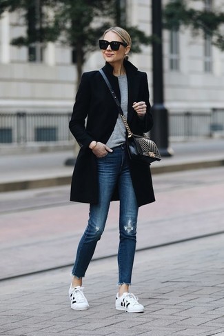 С чем носить синие рваные джинсы скинни в стиле кэжуал: Тандем черного пальто и синих рваных джинсов скинни поможет выглядеть модно, но при этом подчеркнуть твою индивидуальность. Поклонницы рискованных сочетаний могут дополнить лук бело-черными низкими кедами.