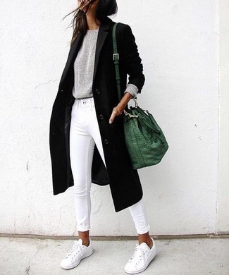 Как носить низкие кеды с джинсами женщине в холод: Тандем черного пальто и джинсов позволит создать незаезженный образ в повседневном стиле. Этот лук органично закончат низкие кеды.