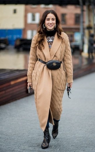 С чем носить светло-коричневое вязаное пальто женщине в прохладную погоду: Светло-коричневое вязаное пальто и темно-синие джинсы скинни — необходимые вещи в арсенале леди с чувством стиля. Черные кожаные ботильоны — беспроигрышный вариант, чтобы закончить ансамбль.