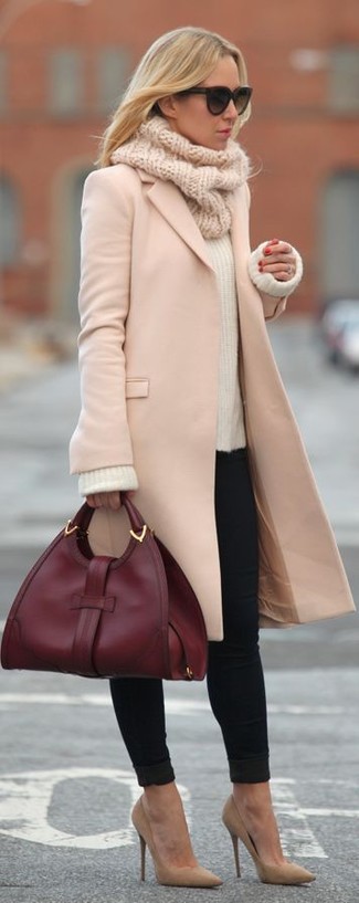 С чем носить розовое пальто в 30 лет женщине весна в стиле смарт-кэжуал: Если ты принадлежишь к той редкой группе барышень, хорошо ориентирующихся в том, что стильно, а что нет, тебе понравится дуэт розового пальто и черных джинсов скинни. В сочетании с этим образом наиболее выгодно будут смотреться светло-коричневые замшевые туфли. Когда зима сменяется более теплыми деньками, все модницы стремятся выглядеть эффектно и интересно. Такое сочетание вещей уж точно в этом поможет.