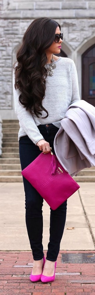 С чем носить розовый кожаный клатч в теплую погоду: Если в одежде ты делаешь ставку на удобство и практичность, серое пальто и розовый кожаный клатч — великолепный вариант для модного повседневного ансамбля. В этот образ очень легко интегрировать ярко-розовые замшевые туфли.