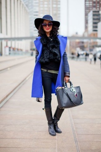 С чем носить серый ремень женщине: Если ты делаешь ставку на комфорт и практичность, синее пальто и серый ремень — прекрасный вариант для модного повседневного лука. Если ты любишь смешивать в своих ансамблях разные стили, из обуви можешь надеть черные кожаные сапоги.