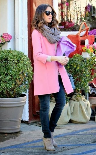 С чем носить серый шарф женщине в холод: Такое простое и комфортное сочетание базовых вещей, как розовое пальто и серый шарф, нравится девушкам, которые любят проводить дни в постоянном движении. Очень выигрышно здесь будут выглядеть серые замшевые ботильоны.