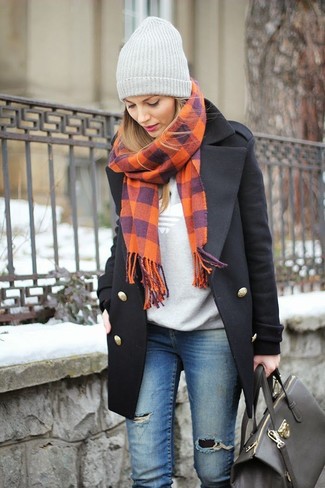 С чем носить джинсы скинни в холод в стиле кэжуал: Черное пальто и джинсы скинни — неотъемлемые вещи в арсенале девушек с чувством стиля.