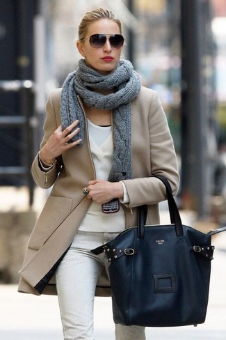 С чем носить серый вязаный шарф женщине в прохладную погоду: Советуем взять на вооружение это комфортное сочетание светло-коричневого пальто и серого вязаного шарфа.