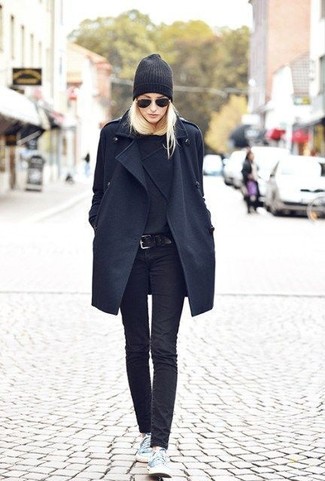 Модный лук: черное пальто, черный свитер с круглым вырезом, черные джинсы скинни, голубые низкие кеды