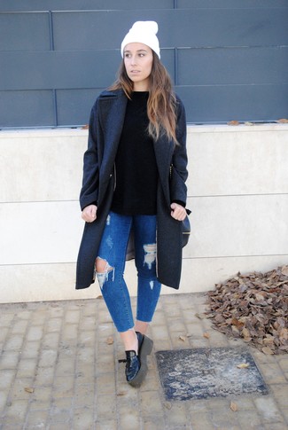 Как носить серое пальто с синими джинсами скинни в прохладную погоду: Тандем серого пальто и синих джинсов скинни поможет выглядеть аккуратно, но при этом выразить твой индивидуальный стиль. Вкупе с этим луком великолепно смотрятся черные кожаные лоферы на платформе.