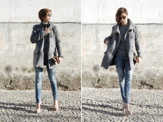Как носить серое пальто с темно-синими джинсами скинни: Тандем серого пальто и темно-синих джинсов скинни поможет создать интересный ансамбль в непринужденном стиле. Бежевые кожаные туфли — прекрасный выбор, чтобы закончить лук.