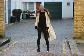 Модный лук: бежевое пальто, черный свитер с круглым вырезом, черные джинсы скинни, черные кроссовки