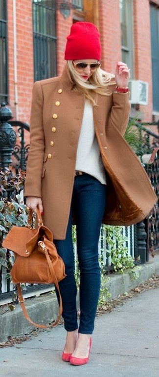 Как носить светло-коричневое пальто с темно-синими джинсами скинни в холод: Светло-коричневое пальто в паре с темно-синими джинсами скинни — отличная идея для создания лука в стиле элегантной повседневности. Очень по моде здесь выглядят красные замшевые туфли.