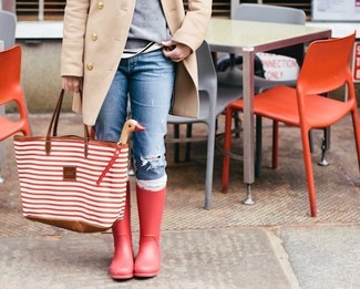 С чем носить светло-коричневое пальто женщине в спортивном стиле: Светло-коричневое пальто в паре с синими рваными джинсами скинни подчеркнет твою индивидуальность. Если подобный образ кажется слишком смелым, сбалансируй его красными резиновыми сапогами.