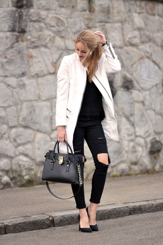 Модный лук: белое пальто, черный пушистый свитер с круглым вырезом, черные рваные джинсы скинни, черные замшевые туфли