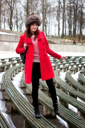 С чем носить бело-красный свитер с круглым вырезом в 30 лет женщине: Если ты принадлежишь к той категории леди, которые любят выглядеть стильно, тебе придется по вкусу сочетание бело-красного свитера с круглым вырезом и черных джинсов скинни. Что касается обуви, черные кожаные ботильоны — наиболее подходящий вариант.