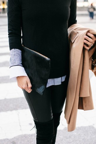 С чем носить черные кожаные джинсы скинни осень в стиле смарт-кэжуал: Сочетание светло-коричневого пальто и черных кожаных джинсов скинни смотрится бесподобно, согласна? В сочетании с этим нарядом выигрышно будут выглядеть черные замшевые ботфорты. Само собой разумеется, такой образ будет классной идеей в солнечный осенний день.