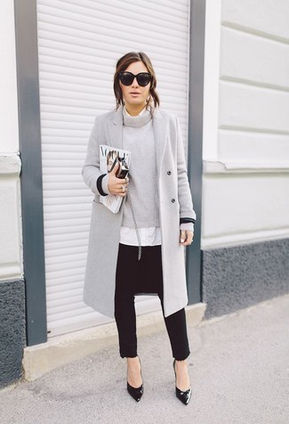С чем носить серый свитер с круглым вырезом в 30 лет женщине в деловом стиле: Серый свитер с круглым вырезом и черные узкие брюки будет хорошей идеей для расслабленного ансамбля на каждый день. Черные кожаные туфли чудесно дополнят этот образ.