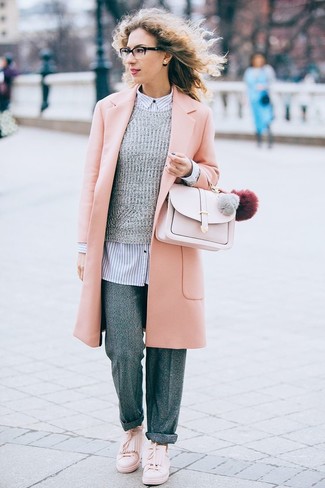 С чем носить серые широкие брюки в холод: Розовое пальто в паре с серыми широкими брюками позволит выразить твою индивидуальность и выгодно выделиться из общей массы. Закончи лук розовыми кожаными слипонами, если не хочешь, чтобы он получился слишком формальным.