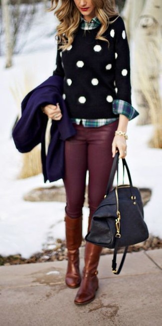Модный лук: темно-синее пальто, черно-белый свитер с круглым вырезом в горошек, темно-сине-зеленая классическая рубашка в шотландскую клетку, темно-красные джинсы скинни