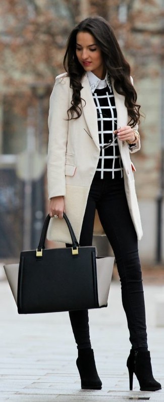 Модный лук: бежевое пальто, черно-белый свитер с круглым вырезом в клетку, белая классическая рубашка с вышивкой, черные джинсы скинни