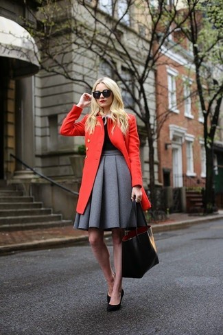 С чем носить красное пальто в 30 лет женщине: Красное пальто и серая короткая юбка-солнце со складками — прекрасная идея для несложного, но стильного лука. В сочетании с этим образом наиболее уместно будут выглядеть черные кожаные туфли.