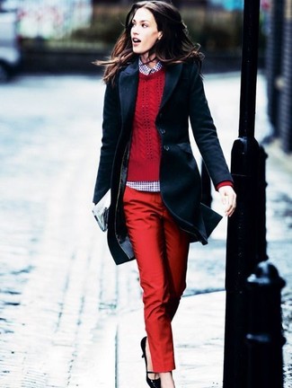 С чем носить рубашку женщине в холод в деловом стиле: Комбо из рубашки и красных классических брюк идеально подходит для офиса. Черные кожаные туфли выигрышно дополнят этот образ.