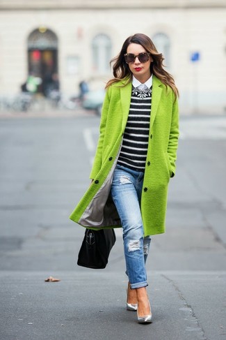 С чем носить темно-серые туфли: Если ты ценишь удобство и функциональность, зеленое пальто и синие рваные джинсы-бойфренды — отличный вариант для модного лука на каждый день. Вместе с этим ансамблем органично будут выглядеть темно-серые туфли.