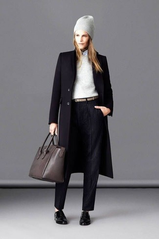 Какие классические брюки носить с черными оксфордами женщине осень в деловом стиле: Черное пальто в паре с классическими брюками подходит для свидания с любимым или встречи с коллегами. В сочетании с этим образом наиболее удачно выглядят черные оксфорды. Как по нам, так это суперский выбор в пасмурный осенний день.