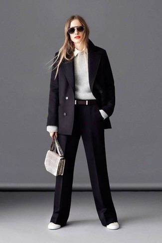 Модный лук: черное пальто, серый свитер с круглым вырезом, белая классическая рубашка, черные широкие брюки