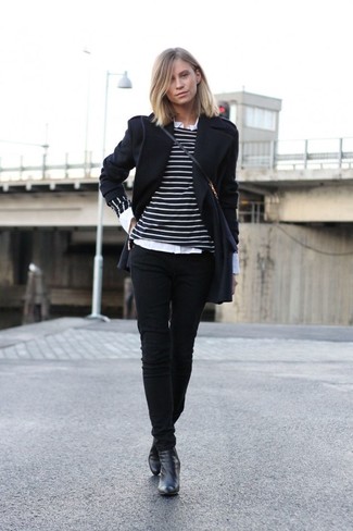 Модный лук: черное пальто, черно-белый свитер с круглым вырезом в горизонтальную полоску, белая классическая рубашка, черные джинсы скинни