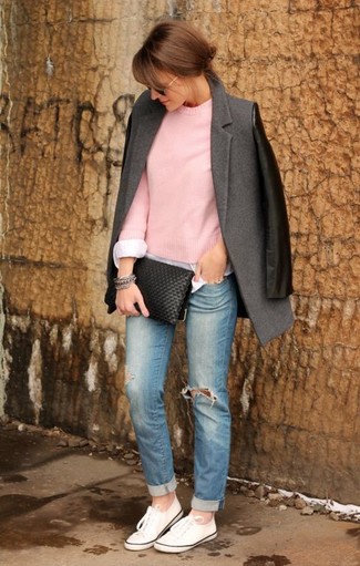 Какие низкие кеды носить с розовым свитером с круглым вырезом в 30 лет женщине в холод: Если ты любишь одеваться привлекательно, чувствуя себя при этом комфортно и уверенно, стоит опробировать это сочетание розового свитера с круглым вырезом и голубых рваных джинсов. Вкупе с этим луком органично будут выглядеть низкие кеды.