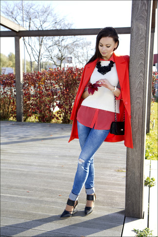 С чем носить красную рубашку женщине: Сочетание красной рубашки и синих рваных джинсов скинни поможет составить нескучный ансамбль в стиле casual. Черные кожаные туфли — великолепный выбор, чтобы завершить образ.