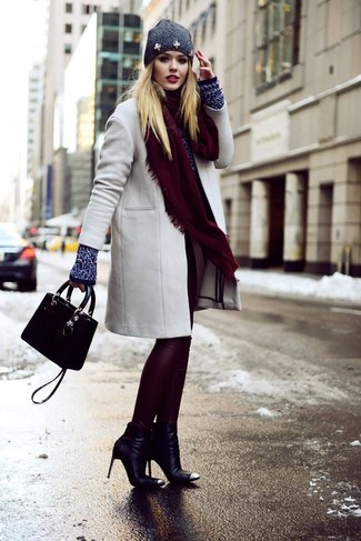 С чем носить шарф в 20 лет женщине зима: Если ты запланировала насыщенный день, сочетание серого пальто и шарфа позволит создать комфортный лук в непринужденном стиле. Вместе с этим образом отлично смотрятся черные кожаные ботильоны. Подобное сочетание одежды уж точно поможет пережить зиму.