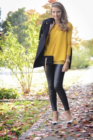 С чем носить желтый свитер женщине в прохладную погоду: Если в одежде ты делаешь ставку на комфорт и функциональность, желтый свитер и черные кожаные леггинсы — хороший выбор для привлекательного повседневного ансамбля. Что касается обуви, бело-черные кожаные туфли — наиболее подходящий вариант.