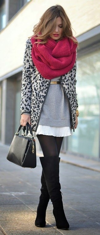 Модный лук: серое пальто с леопардовым принтом, серый свитер с круглым вырезом, белая мини-юбка со складками, черные замшевые ботфорты