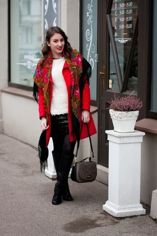 Какие свитера с круглым вырезом носить с красным пальто в 30 лет женщине весна в стиле смарт-кэжуал: Комбо из красного пальто и свитера с круглым вырезом поможет выразить твою индивидуальность. Если ты любишь смелые решения в своих образах, заверши этот черными кожаными сапогами. Мы просто влюблены в этот наряд и однозначно возьмем его на заметку для того времени, когда холодная пора отступает и сменяется в межсезонье.