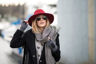 С чем носить шляпу женщине в прохладную погоду: Черное пальто и шляпу можно надеть на дневную прогулку или на встречу с друзьями в кафе.
