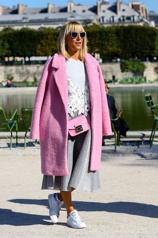 С чем носить розовое пальто женщине: Розовое пальто и серая пышная юбка — обязательные вещи в гардеробе дам с чувством стиля. Чтобы образ не получился слишком претенциозным, можешь надеть белые кожаные низкие кеды.