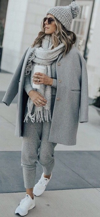 С чем носить темно-серый шарф женщине в прохладную погоду: Серое пальто и темно-серый шарф помогут создать простой и практичный образ для выходного дня в парке или шоппинга. Любишь рисковать? Дополни образ белыми кроссовками.