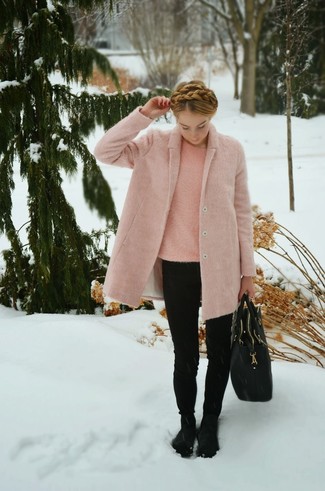 Модный лук: розовое пальто, розовый свитер с круглым вырезом, черные узкие брюки, черные кожаные ботильоны
