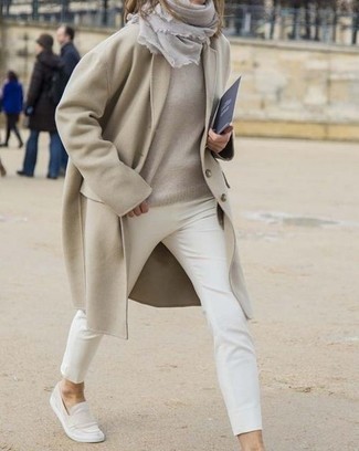 Как носить пальто с свитером с круглым вырезом женщине: Пальто и свитер с круглым вырезом — неотъемлемые вещи в арсенале стильной современной женщины. Любишь экспериментировать? Тогда дополни наряд белыми слипонами из плотной ткани.